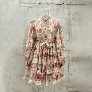 Élégante robe courte fleurie style français avec manches lanternes et dentelle étagée