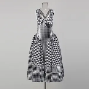 Vestido midi sin mangas de cuadros blancos y negros con detalles de encaje blanco