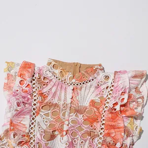 Détail macro d'une robe sans manches en broderie crochet avec motif coquillage et col montant