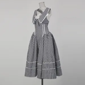 Vista detallada de un vestido midi de cuadros vichy blanco y negro con lazo y encaje