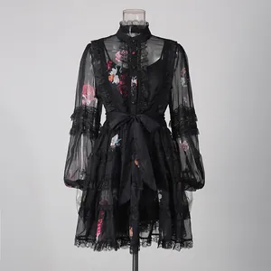 Vue de face d'une robe en maille florale de style français avec dentelle et manches lanternes
