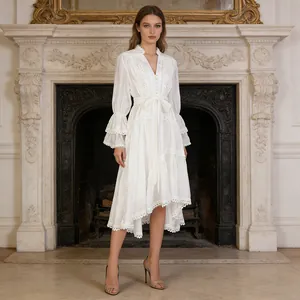Vue complète d'une élégante robe blanche brodée de style palais français à manches