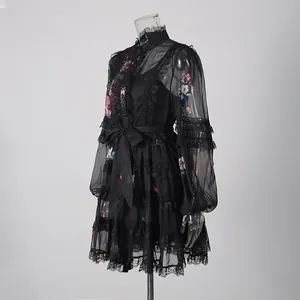 Vue détaillée d'une robe fleurie noire de style français avec dentelle et manches
