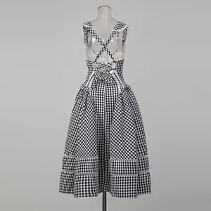 Vista trasera de vestido midi de cuadros vichy blanco y negro con cordones cruzados