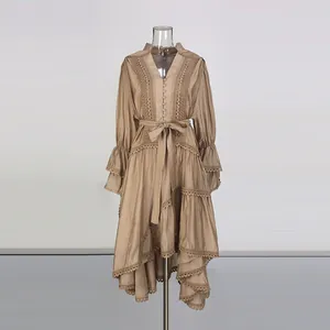 Vue détaillée d'une robe brodée kaki de style palais français à manches évasées