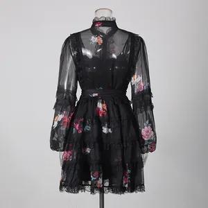 Vue arrière d'une robe courte fleurie noire de style français avec col montant et dentelle fine