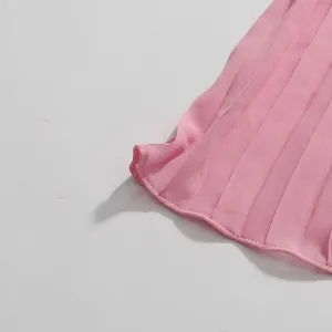 Μακροεντολή λεπτομέρεια ροζ πλισέ υφάσματος σε ένα κομψό γαλλικό στυλ φόρεμα