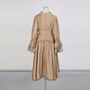Vue arrière d'une robe de style cour française avec manches cloches et détails en dentelle