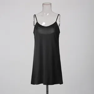 Robe caraco noire classique simple à fines bretelles pour superposition d'été élégante