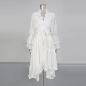 Détail de la robe blanche brodée style palais français avec d'élégantes manches cloches