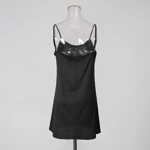 Vue arrière d'une robe nuisette noire classique présentée sur un mannequin transparent.