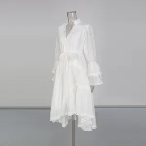 Robe blanche élégante style cour française brodée avec manches cloches et col montant.