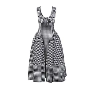 Detalle del vestido midi de cuadros negros y blancos sin mangas con lazo y encaje