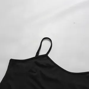 Gros plan sur les coutures fines et la bretelle réglable d'une robe d'été noire élégante