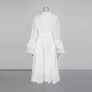 Vue arrière d'une robe longue brodée blanche de style français avec col montant.