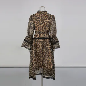 Vue arrière d'une robe léopard avec col montant et manches évasées à dentelle