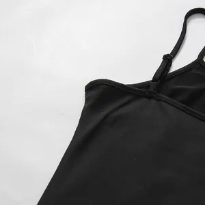 Gros plan du détail de la bandoulière réglable d'une robe noire de style français élégant