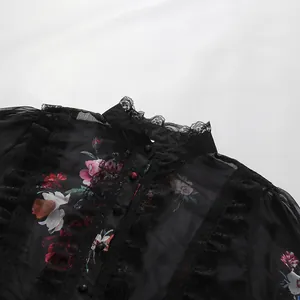 Vue détaillée d'une robe fleurie de style français avec col montant en dentelle fine