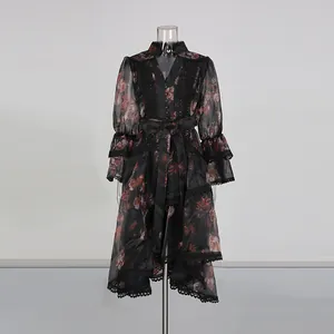 Détail d'une robe brodée à fleurs de style palais français avec manches cloche
