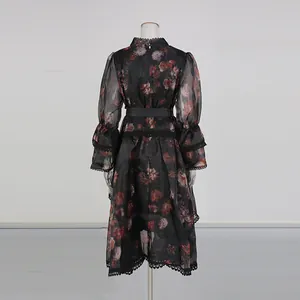 Vue arrière détaillée d'une robe fleurie de style français avec dentelle