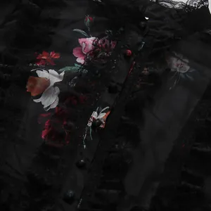 Gros plan d'une robe fleurie française noire avec bordure en dentelle et boutonnage simple.