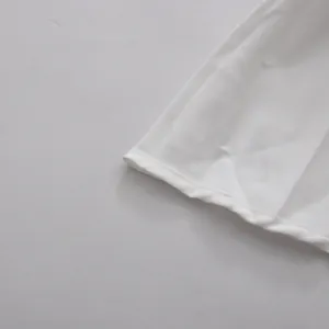 Detalle en primer plano del dobladillo blanco limpio y la textura de una túnica coreana