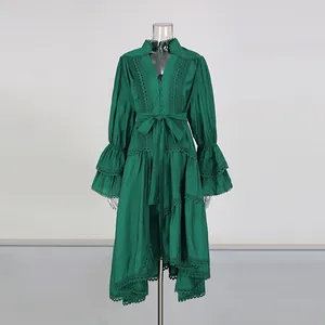 Vue de face robe verte style français brodée avec manches cloche et taille nouée