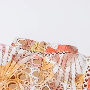 Vue rapprochée du col montant et de la fermeture éclair invisible sur une robe à broderie