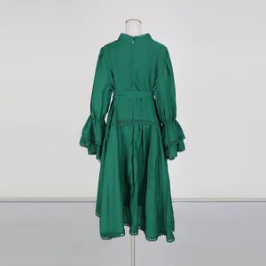 Vue arrière détaillée d'une robe de cour française verte avec des manches en dentelle