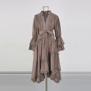 Vue détaillée d'une robe brodée de style français avec manches lanternes et lien de taille