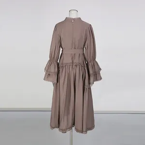 Vue arrière d'une robe longue mauve brodée de style français avec manches évasées