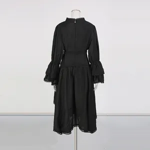 Vue arrière d'une robe noire de style français avec manches évasées et lien à la taille.