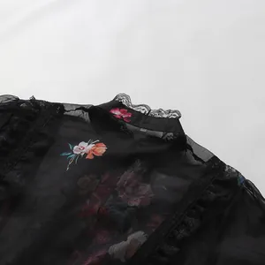 Vue détaillée d'une robe noire florale élégante avec col montant en dentelle et voile