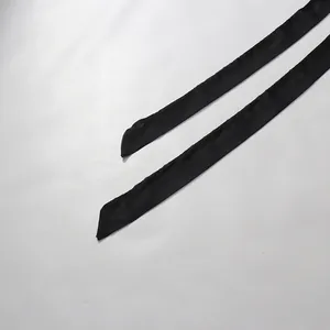 Détail du lien de taille noir pour robe de style français montrant la texture du tissu