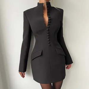 Elegantes schwarzes Slim-Fit-Blazerkleid mit Stehkragen und dekorativen Knöpfen