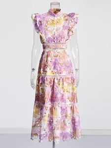 Robe longue en dentelle florale avec col montant et manches à volants