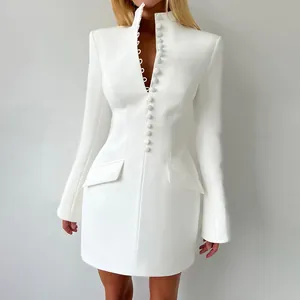 Detailansicht eines weißen langärmeligen Blazer-Minikleides mit Stehkragen und Knöpfen