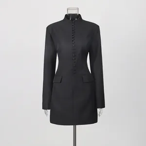 Vorderansicht eines schwarzen Blazer-Kleides mit Stehkragen und durchgehender Knopfleiste