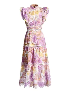 Robe longue élégante en dentelle brodée florale avec col montant et volants mauves