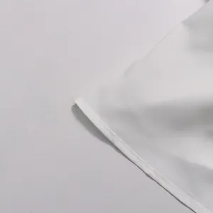 Vue macro détaillée montrant les coutures de haute qualité sur l'ourlet d'une robe