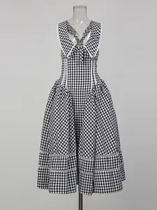Elegante vestido midi de cuadros vichy blanco y negro sin mangas con encaje y lazo