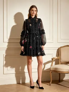 Robe courte fleurie de style français avec manches lanternes, col montant et lien à nouer