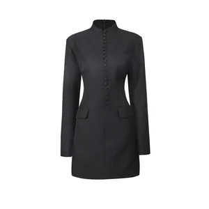 Schwarzes langärmeliges Blazerkleid in schlanker Passform mit Stehkragen und Knöpfen.
