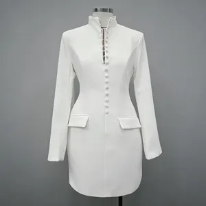 Elegantes weißes langärmliges Blazer-Minikleid mit Stehkragen und Knopfleiste