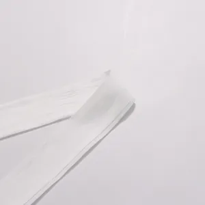 Gros plan détaillé de la ceinture en tissu blanc texturé pour la robe de style français.