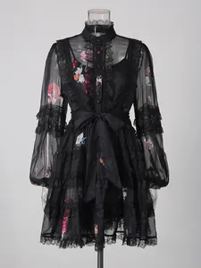 Robe courte fleurie noire de style français avec dentelle, manches lanternes et ceinture.