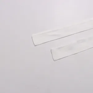 Vue détaillée des ceintures en tissu blanc de la robe brodée de style cour française