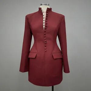 Detailansicht des burgunderfarbenen Blazer-Kleids mit Stehkragen und dekorativer Knopfleiste