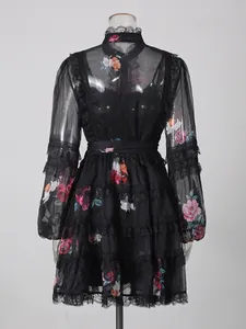 Robe courte noire à fleurs élégante de style français avec manches lanternes et dentelle