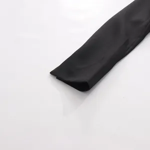 Detailaufnahme eines schwarzen Anzugkleid-Ärmels mit hochwertiger Stoffstruktur
